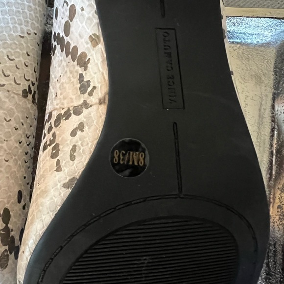 VINCE CAMUTO Naureen Women's Kitten Heel Pumps Heels Sz 8 Ivory Silver Snake - Picture 6 of 6